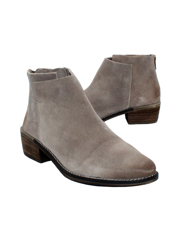 Very Volatile’s hand burnished suede ‘Aldworth’ bootie has an asymmetrical topline that adds effortless appeal to this wardrobe essential. Featuring padded insoles set atop sturdy rubber outsoles with stack leather heels and rustic stitched leather welting. Style them with denim and feminine dresses alike.