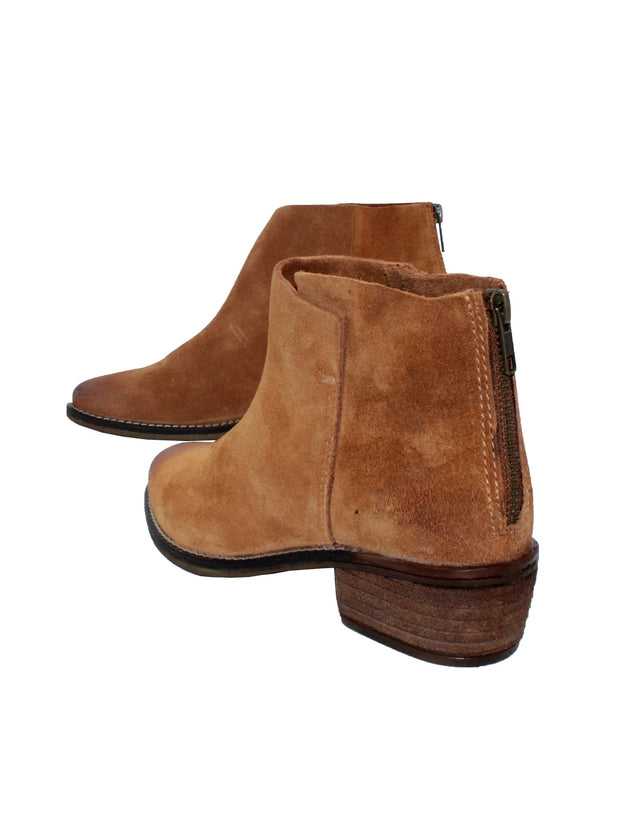 Very Volatile’s hand burnished suede ‘Aldworth’ bootie whiskey has an asymmetrical topline that adds effortless appeal to this wardrobe essential. Featuring padded insoles set atop sturdy rubber outsoles with stack leather heels and rustic stitched leather welting. back