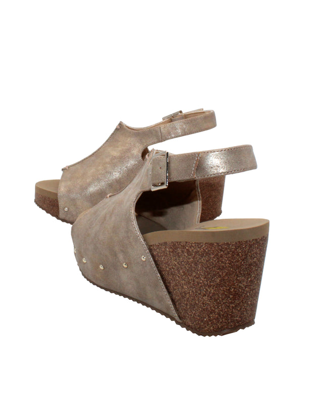 One of Volatile’s beige classic signature styles, the Division wedge sandal brings ultra-comfort to casual fashion like no other. The adjustable ankle strap offers stability, the padded lining and signature ultra-comfort EVA insole keeps feet feeling rested even after a full day of adventure, and the rubber traction outsole means these are safe for walking on any surface. Pack these for your next trip to wear with shorts for sightseeing and a flowy dress for special events. back