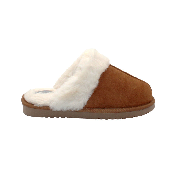 Volatile’s FLUFF slide slippers in genuine suede or leopard print microsuede are designed to keep you cozy indoors and outdoors too. They feature plush faux shearling on the collar, lining, and insole for ultimate comfort and the lightweight rubber sponge outsole provides a pillowy shock absorption. Slip them on with your favorite lounge set.