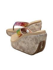 Volatile’s Glimpse platform wedge sandal’s leather upper straps are embellished with sparkling rhinestones. The classic thong style has a soft fabric post that rests gently between your toes, and the signature ultra-comfort EVA insole provides all day comfort. Perfect for special occasions, they’ll complement everything from dresses to jeans. beige multi 4