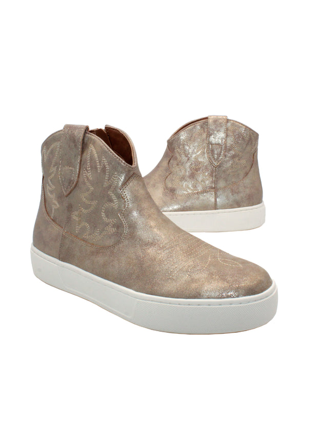 ‘Jackson’ is Very Volatile’s western inspired sneaker bootie. The metallic upper provides just the right amount of sparkle while keeping this boot versatile for a casual look. Featuring delicate embroidery and self-pull loops for the right amount of western flare. Pair these with jeans for your next go to weekend outfit.