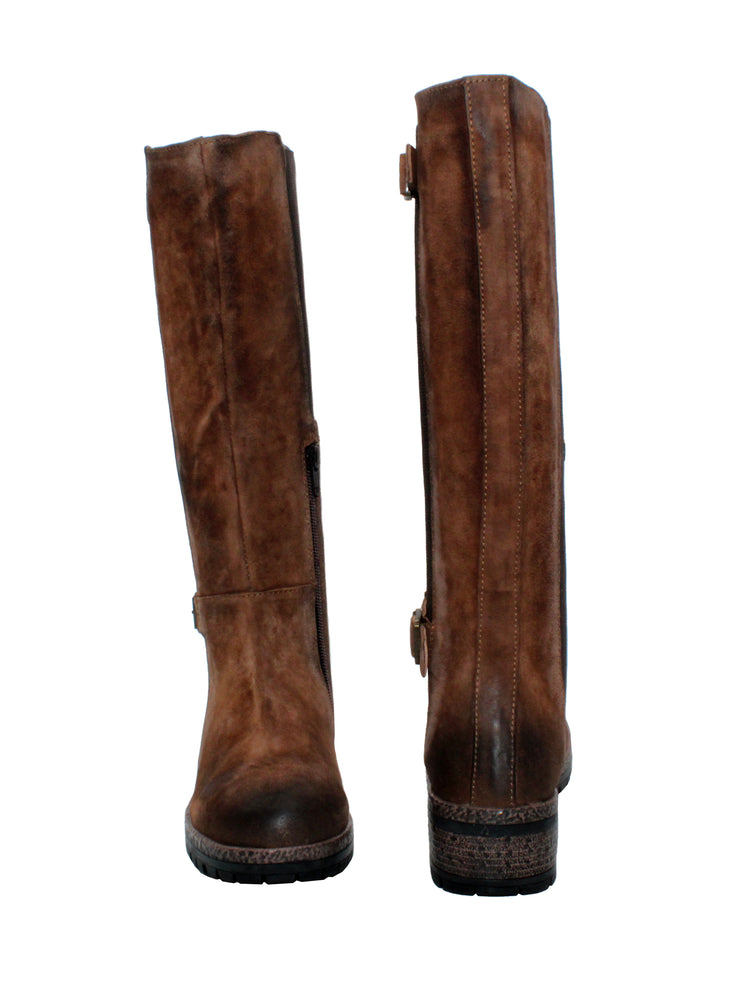 Very Volatile’s ‘Mitchell’ lug bottom boots are tough yet chic, bold yet ultra-versatile, and set on comfortable, chunky lug soles. Featuring adjustable double buckle accents with elastic goring, partial inside zipper, so all you need to use is the zipper to slip these on and go. Pair these with everything from cropped trousers to satin slip dresses. cognac 3