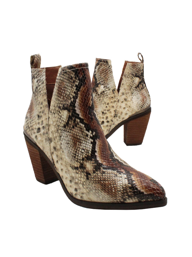 Very Volatile’s ‘Mumba’ open shank, pull-on bootie can complete any look in your fall wardrobe with its genuine hair calf or faux exotic upper. Set on a stacked leather heel, this pair nods to the Western trend with a burnished metal heel rand and tapered toe shape. Wear them with everything from skinny jeans to feminine dresses.